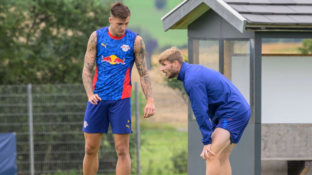 Sesko spricht beim Training mit Sturmkollege Timo Werner (r.), der RB wohl auch bald verlassen wird.