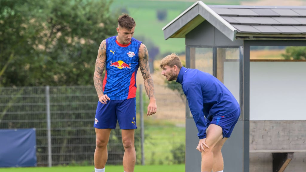 Sesko spricht beim Training mit Sturmkollege Timo Werner (r.), der RB wohl auch bald verlassen wird.