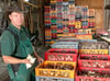 Landwirt  Torsten Müller aus  Pirkau vor seiner Knoblauchernte. 