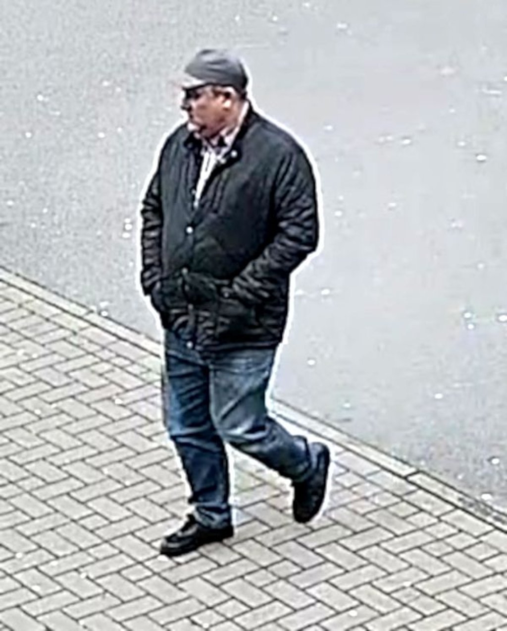 Wer kennt den Mann mit Mütze und schwarzer Jacke?