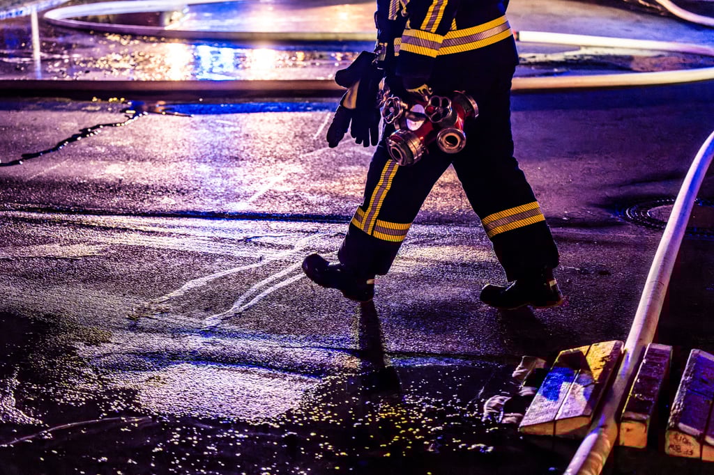 Feuerwehr und Polizei waren am Montagabend bei Seeben im Einsatz, um einen Toten aus seinem ausgebrannten Auto zu bergen.