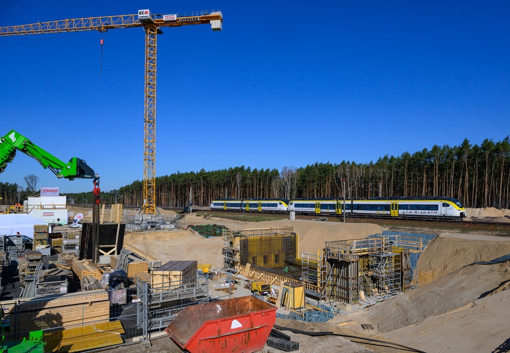 Der neue Bahnhof Fangschleuse entsteht in der Nähe der Tesla-Gigafactory. (Archivbild)