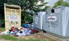 Der Müllberg am Altkleidercontainer in der Krausestraße bleibt konstant groß.  