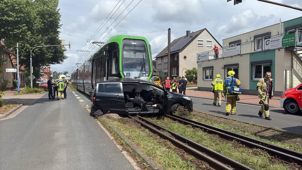 In Hannover stößt ein Familienauto mit der Stadtbahn zusammen. Zwei Kinder und zwei Erwachsene werden schwer verletzt.