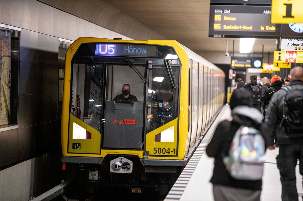 Fahrgäste der U5 müssen sich im Osten Berlins auf eine mehrwöchige Sperrung einstellen. (Archivbild)