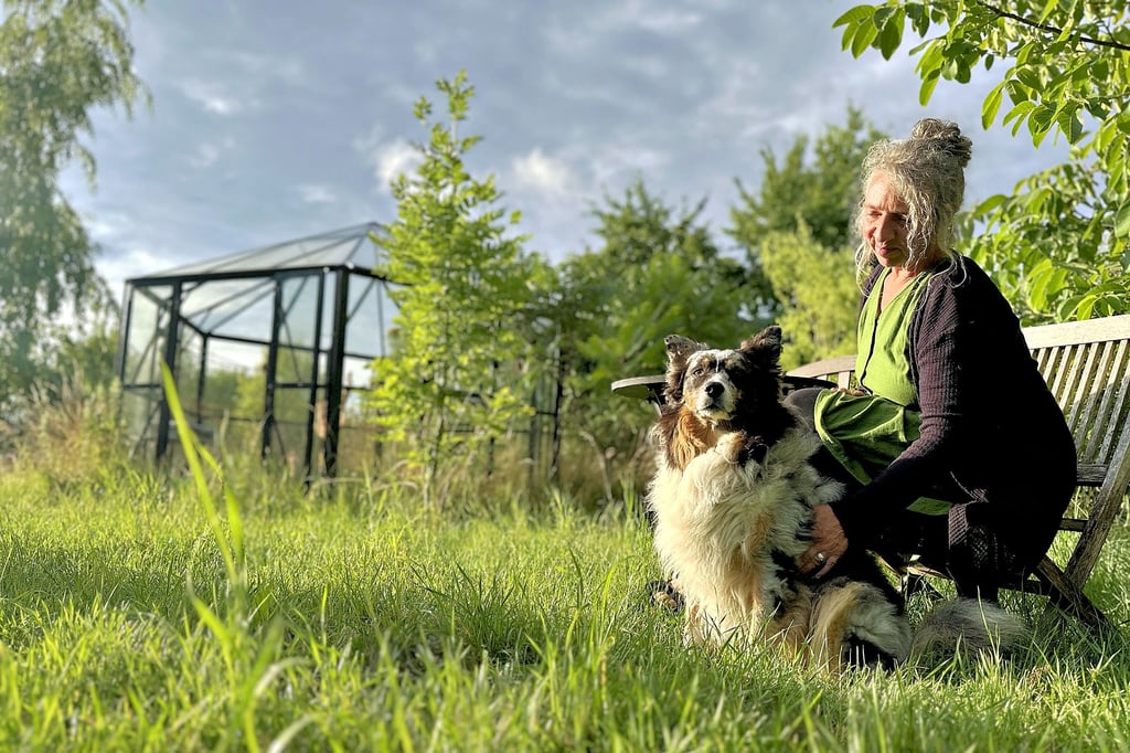 Mit Hund Malte verbringt Petra Höfner aus Woltersdorf nicht nur viel Zeit im heimischen Wildgarten.