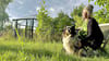Mit Hund Malte verbringt Petra Höfner aus Woltersdorf nicht nur viel Zeit im heimischen Wildgarten. 