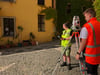 Arbeiten im Innenhof des Schlosses Ballenstedt: Nils Carstens (r.) und Tjark Langmaack messen Richtung und Entfernung messen, in der eine der Zielmarken in einem Fenster des Südflügels angebracht ist.  