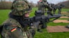 Mit verschiedenen Anreizen will die Bundesregierung mehr junge Leute für die Bundeswehr gewinnen. (Archivbild)
