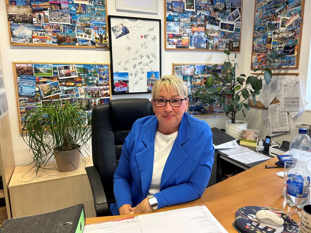 Britta Goehring ist ihr halbes Leben lang beim Deutschen Roten Kreuz (DRK) in Magdeburg. In ihrem Büro hängen zahlreiche Postkarten. Denn: Sie liebt es zu reisen.