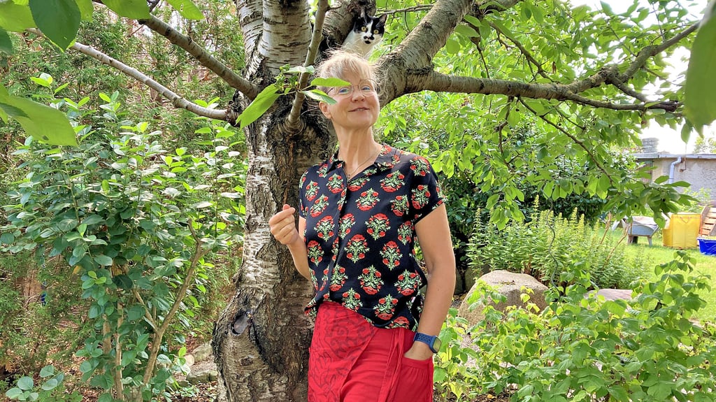 Anke Heine und ihr Mann empfangen mit Katze Lucy fremde Camper in ihrem Garten in Halle.