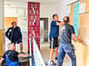 Gerd Möbius, Heiko Buchmann, Robin Wilke und André Kulas (v.l.n.r.) beim ersten Arbeitseinsatz. Nicht alles wird  „kurz und klein“ gemacht,  ein Teil der historischen Kork-Pinnwand findet ein Plätzchen im sanierten Flur.