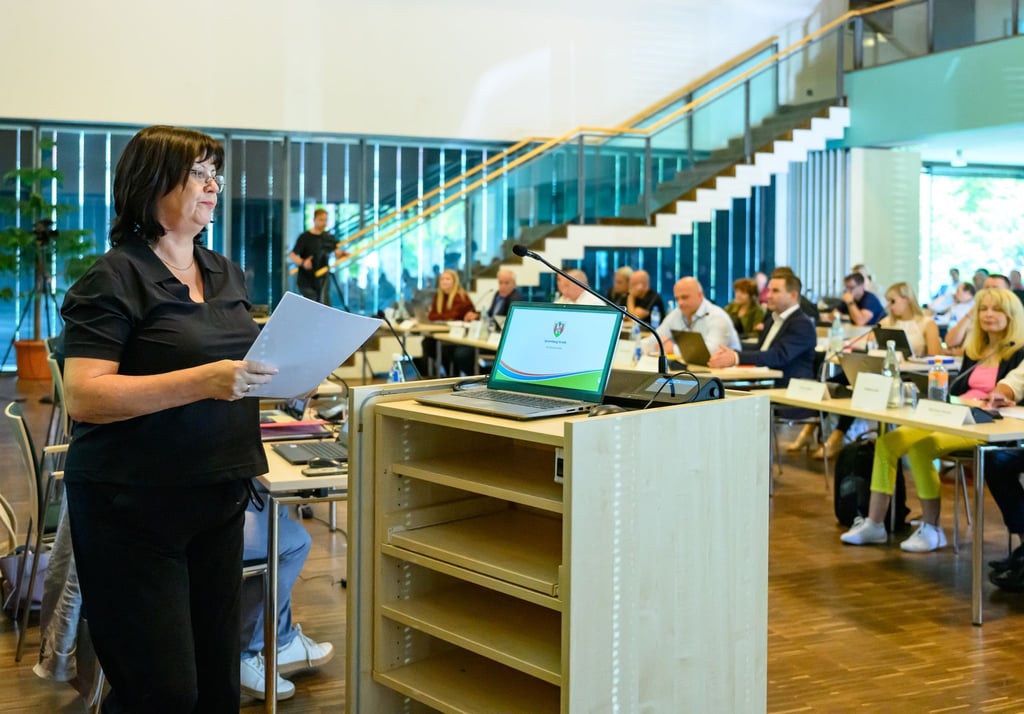 Die Spremberger Bürgermeisterin hat sich nach ihrem Brandbrief zum Rechtsextremismus gegen den Vorwurf verteidigt, sie schade vor allem dem Image der Stadt.