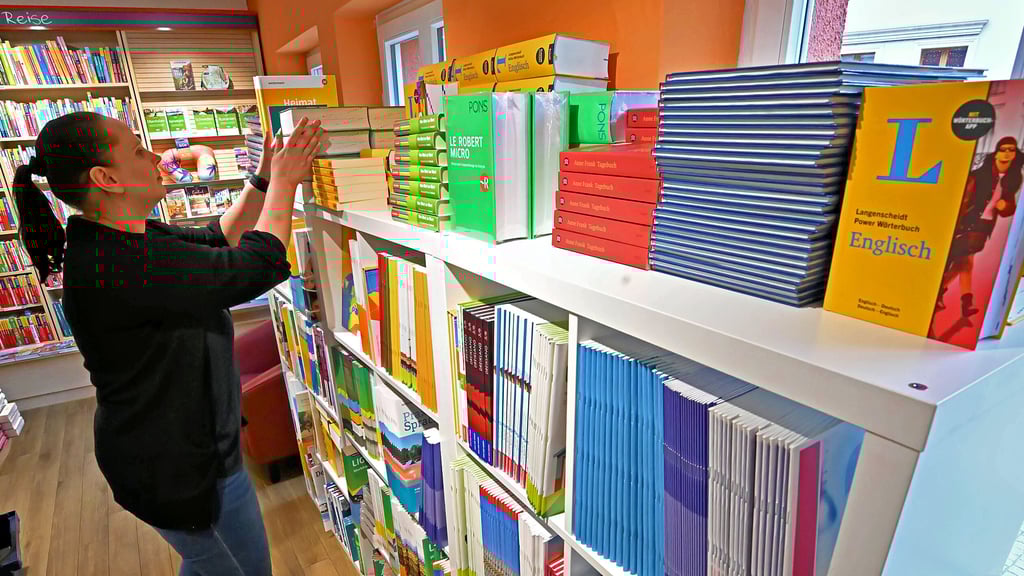 Der Schulbuchverkauf bei Thalia am Markt in Aschersleben hat begonnen. Filialleiterin Corinne Krüger sortiert die unterschiedlichen Titel.
