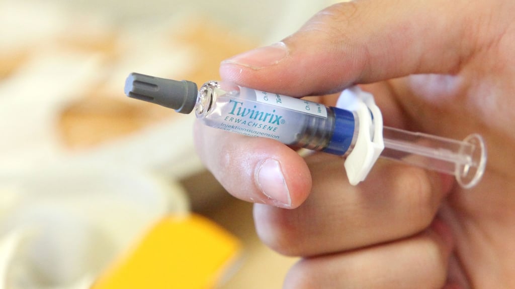 Doppelter Schutz: Es gibt Kombi-Impfstoffe, die vor Hepatitis A und B schützen.