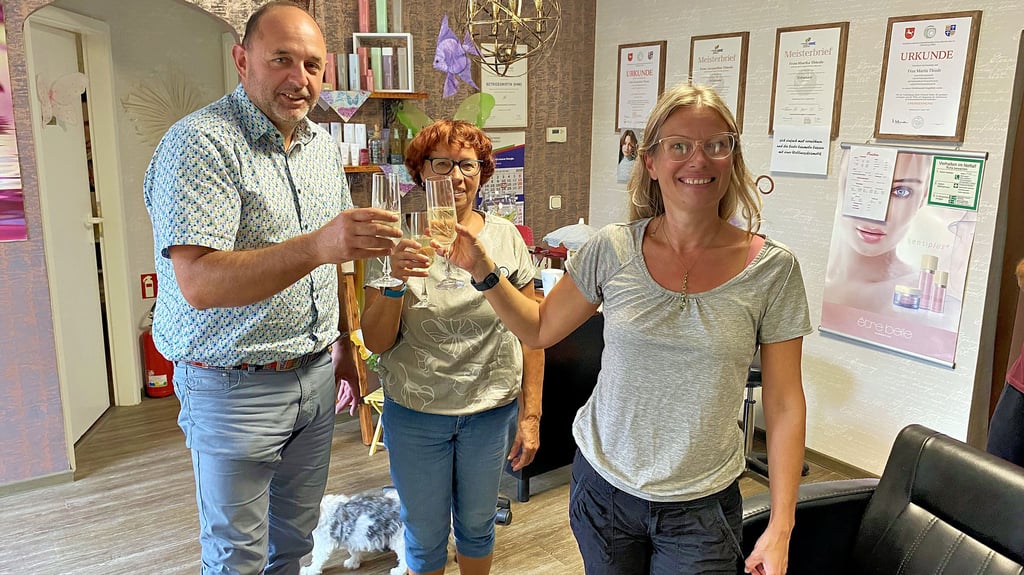 Mit einem Glas Sekt wird auf die Übernahme angestoßen: Jaqueline Thiede (r.) hat nun den Friseursalon von ihrer Mutter Marita übernommen.