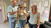 Mit einem Glas Sekt wird auf die Übernahme angestoßen: Jaqueline Thiede (r.) hat nun den Friseursalon von ihrer Mutter Marita übernommen.