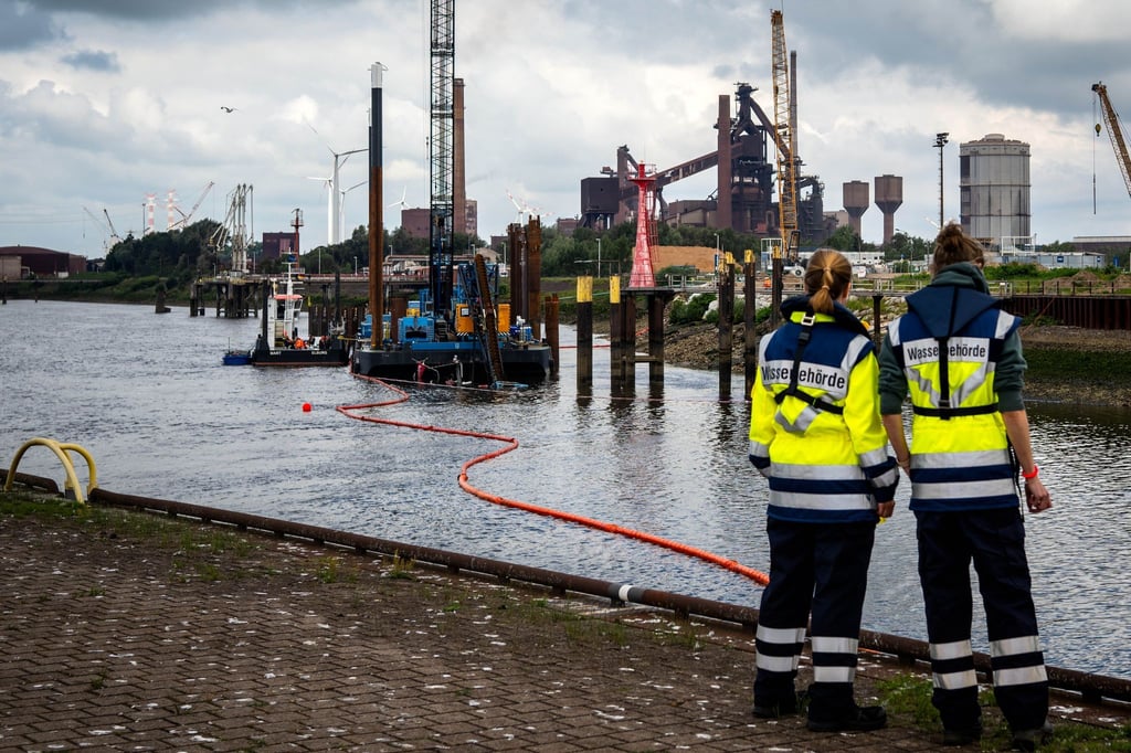 Möglicherweise können schon am Wochenende wieder große Schiffe die Unfallstelle im Bremer Industriehafen passieren.