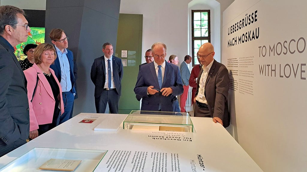 Bei der Eröffnung der neuen Müntzer-Ausstellung machte Reiner Haseloff (Mitte) per Handy ein Foto vom Band mit den Kopien der Müntzer-Briefe.