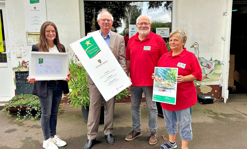 Staatssekretär Gert Zender (2.v.l.) hat gemeinsam mit Marie-Christin Becker von der AMG (l.) den Kulinarischen Stern an Heiko Bauermann und Karin Duczek vom Hühnerhof Steuden überreicht.