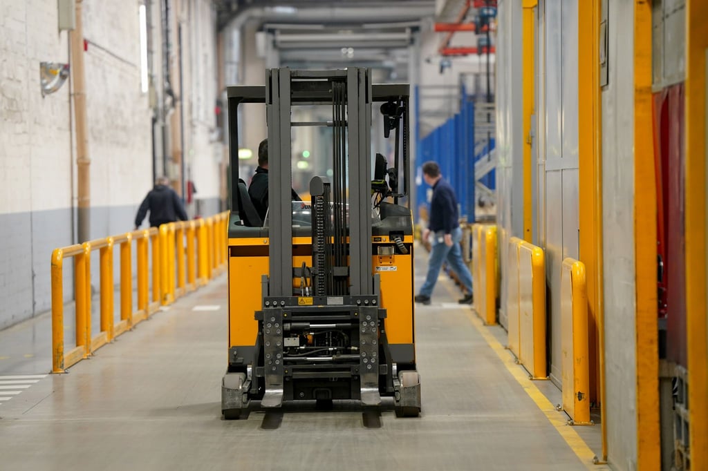 Ein Gabelstapler fährt durch die Werkshalle der Jungheinrich AG. (Archivbild)
