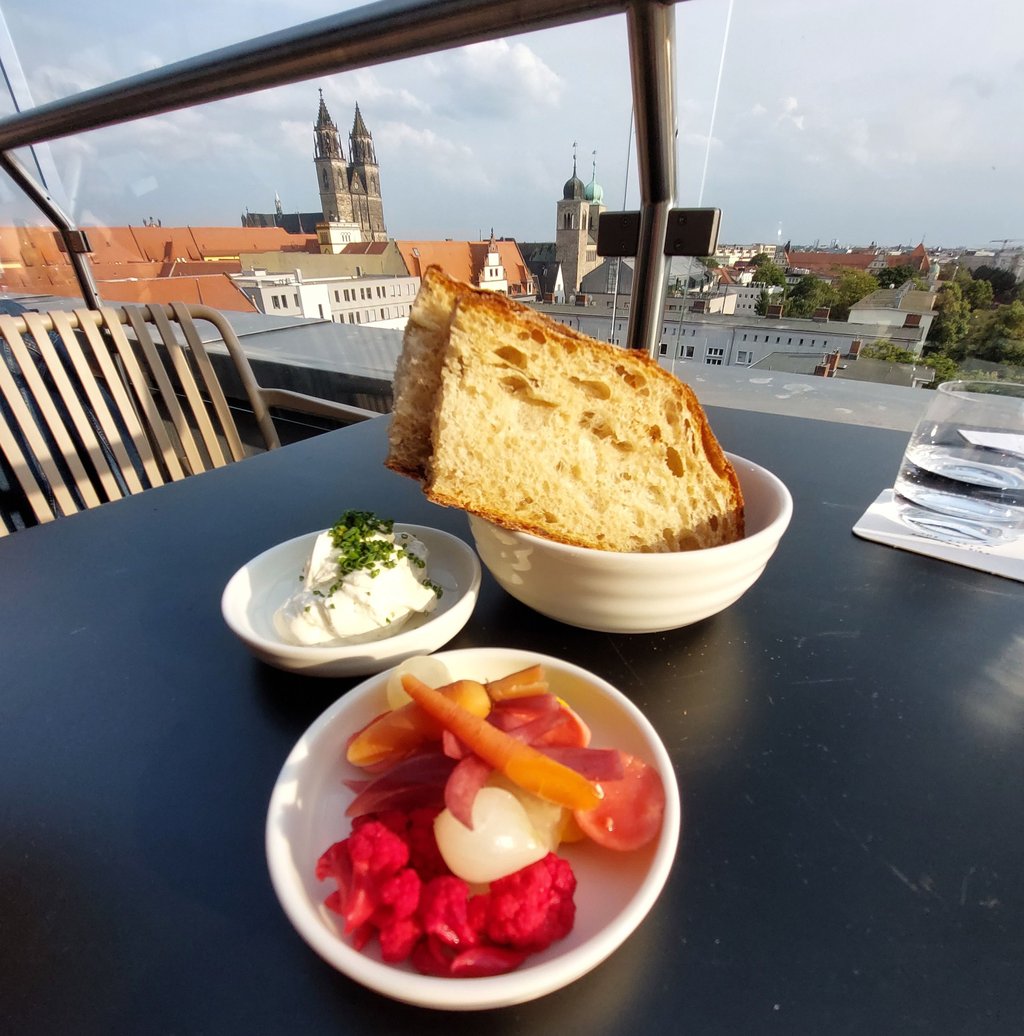 The Bird lädt ein zum Essen über den Dächern von Magdeburg.
