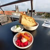 The Bird lädt ein zum Essen über den Dächern von Magdeburg.