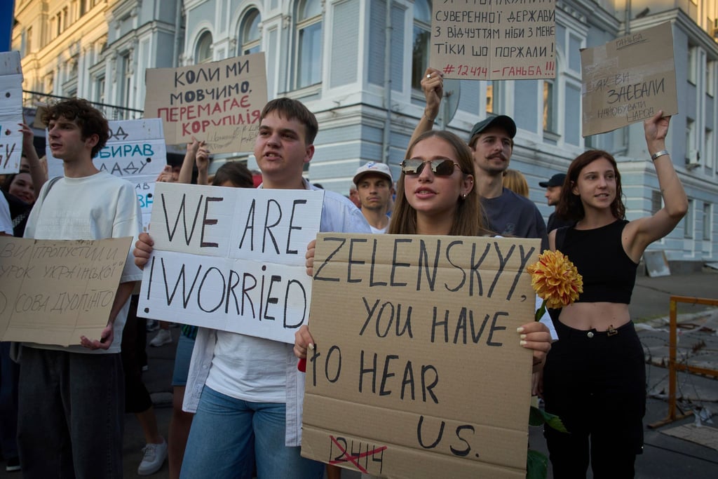 Seit Tagen gab es Proteste in Kiew und anderen Städten gegen die Beschneidung der Vollmachten der Anti-Korruptionsbehörden.
