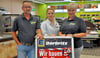 Bianka Dorbritz (rechts) ist seit Juli 2025 die neue Betreiberin des Edeka-Marktes am Nordwall in Stendal. Ihr Mann Daniel und ihre Tochter Maria unterstützen bei den Umbauarbeiten.