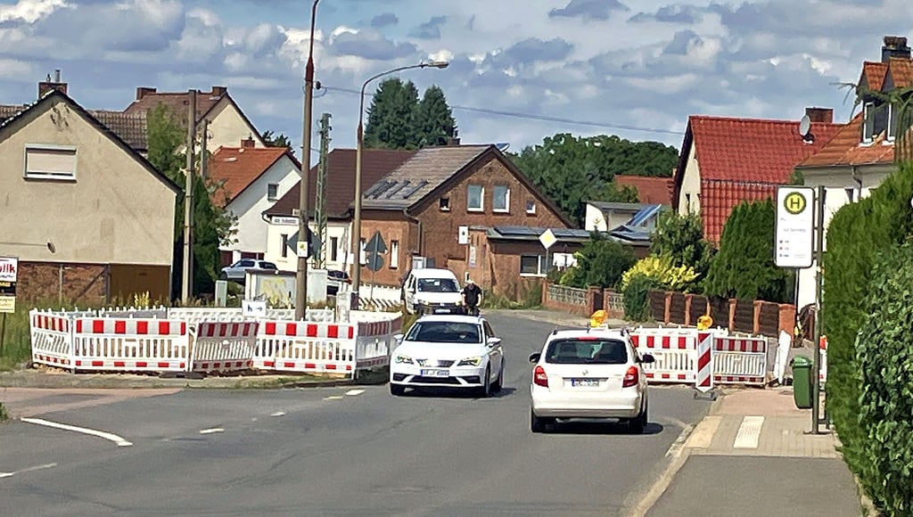 Auch in der Breitscheidstraße in Mildensee gibt es eine DVV-Baustelle, die das Befahren nur einspurig möglich macht.