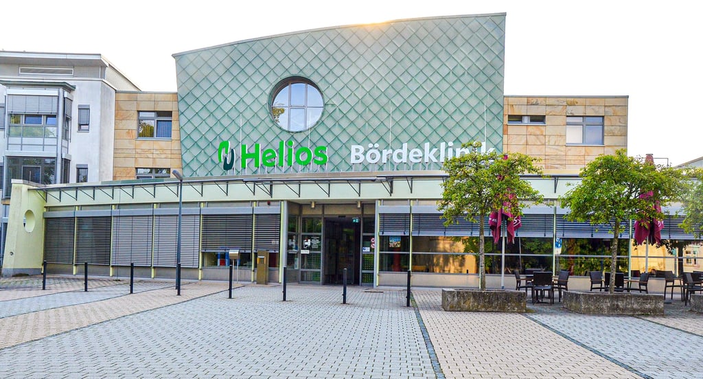 Die Bördeklinik Neindorf verfügt nach eigenen Angaben über 184 Betten. Rund 270 Mitarbeiter versorgen jährlich rund 10.000 stationäre Patienten.