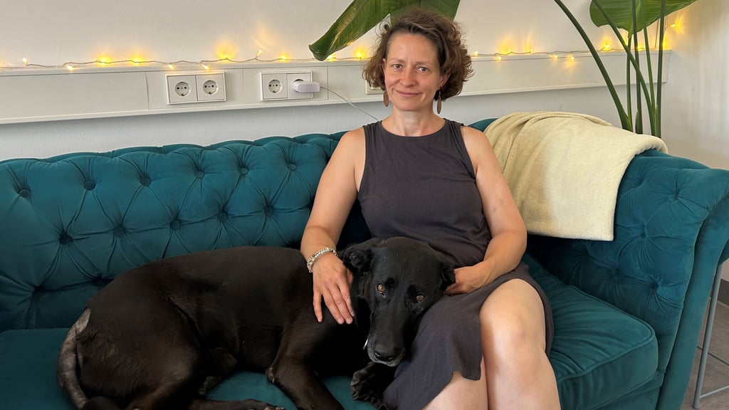 Die Magdeburger Hundepsychotherapeutin und -trainerin Karin Siska mit ihrem Hund Fiete. Sie erklärt, was beim Hundesitting beachtet werden sollte.