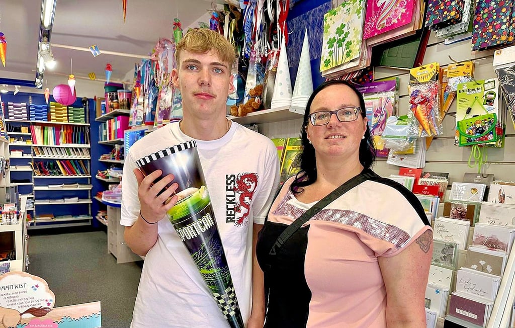 In wenigen Wochen feiern die Abc-Schützen ihren Schulanfang. Rico Naumann und Nicole Hoffmann sind begeistert von dem Angebot im Jessener Schreibwarengeschäft „Tintenfass“, denn hier erhalten sie alles für die Zuckertüte aus einer Hand.