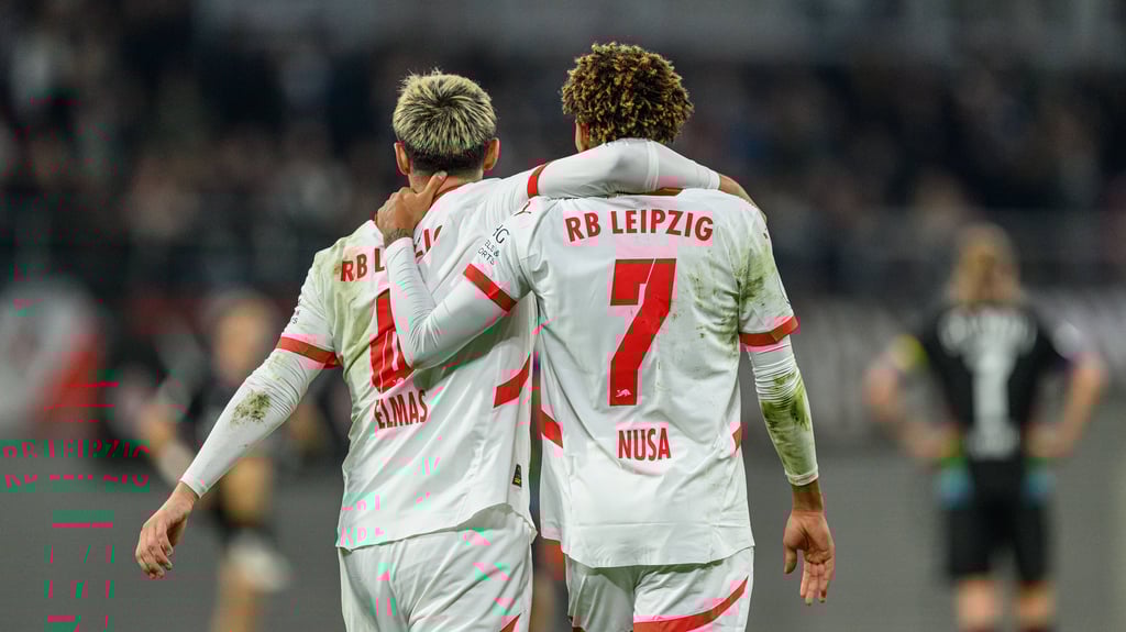 Antonio Nusa (r.) mit seinem Teamkollegen Elmas.