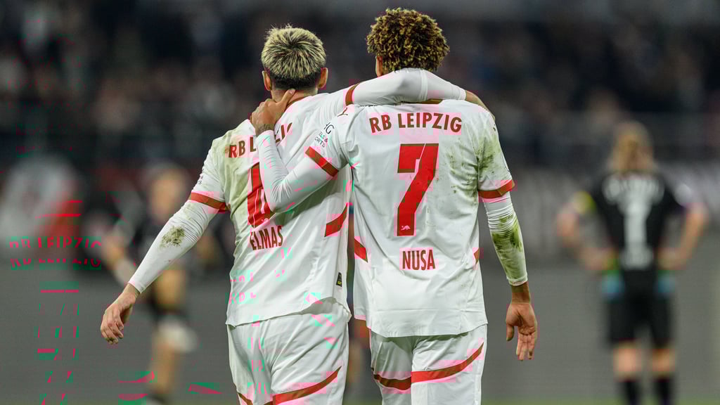 Antonio Nusa (r.) mit seinem Teamkollegen Elmas.