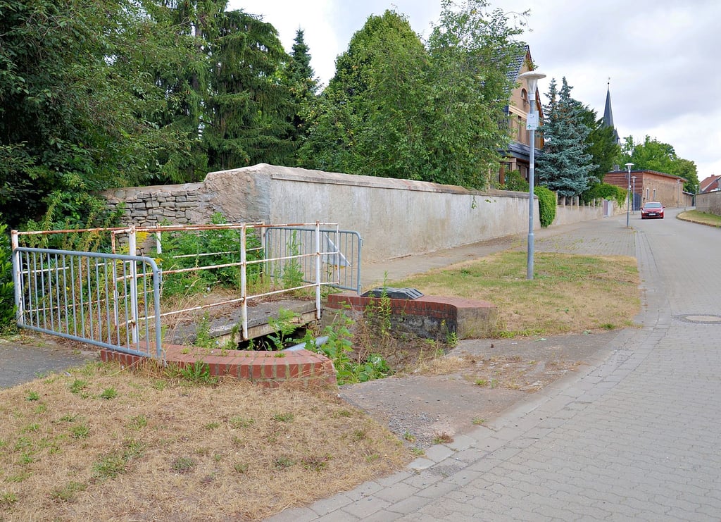 Die „Brücke“ Freiheitsstraße/Flutgraben in Amesdorf ist seit Jahren gesperrt und der Bereich wohl auch ohne große Umwege umgehbar, wenn sie beseitigt werden sollte.