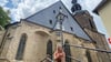 Mittendrin im Geocaching-Abenteuer: Vor der imposanten Andreaskirche sammelt Anne Holzki, MZ Volontärin, Eindrücke von Eisleben.