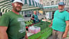 Erik Ohlendorf, seine Schwester Franziska Ertel und Vater Richard Ohlendorf (v.l.) von Aue-Frischgemüse gehören zu den wenigen, die dienstags und donnerstags auf dem Wochenmarkt ihren Stand aufbauen. 