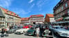 Auf dem Wernigeröder Marktplatz staunen und fachsimpeln Besucher mit den Teilnehmern der 15. Rathausrallye.