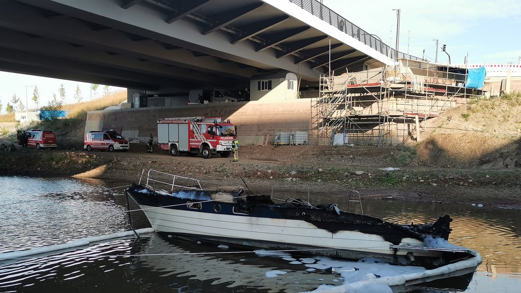 Eine Yacht aus Dänemark geriet zwischen Editha- und Zollbrücke in Magdeburg in Brand. Die Polizei ermittelt.