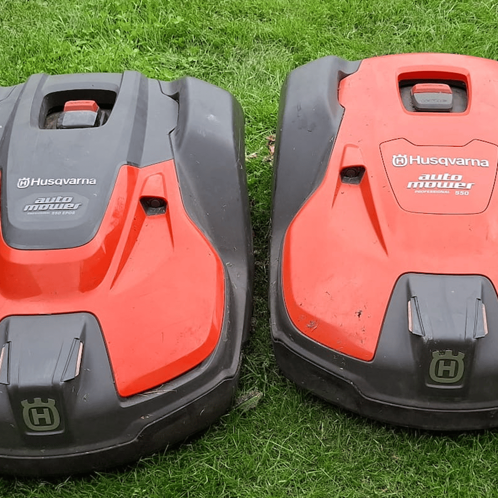 Wieder zurück auf dem Platz: Die gestohlenen Mähroboter des SV Blau-Weiß Loburg.