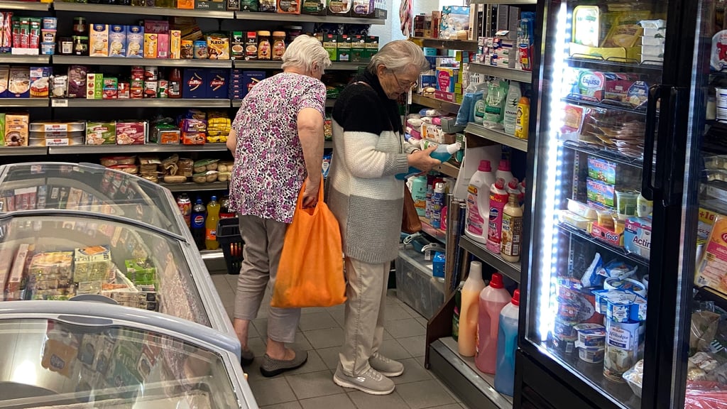 Gisela Krüger (rechts) und eine weitere Kundin beim Einkauf im neuen „Inselmarkt“ auf dem Werder in Magdeburg.