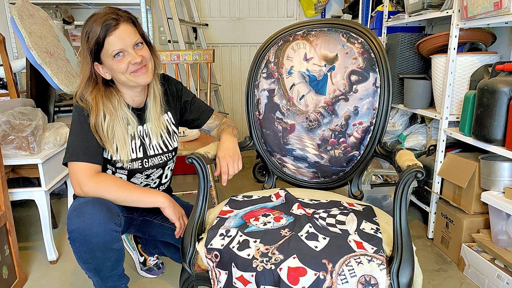 Künstlerin Carolin Leps aus Schermen schafft aus Materialien, die andere Menschen wegwerfen, neue Dinge. Hier mit dem Bürostuhl im „Alice im Wunderland“- Design.