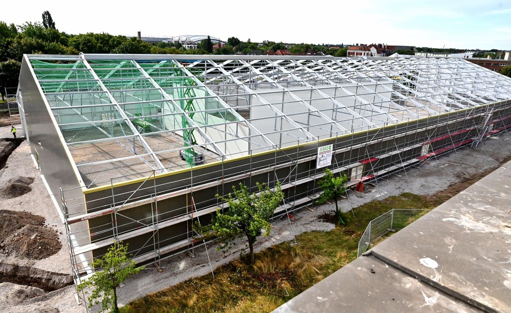 Bauleute errichten das Behelfsgericht in Magdeburg. Es soll für 700 Personen Platz haben.