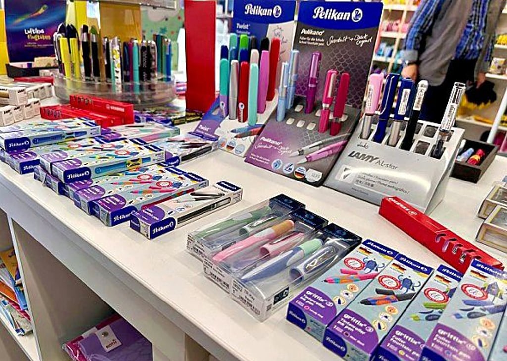 Füller gibt es in unterschiedlichen Varianten und Farben. Im Jessener Schreibwarengeschäft „Tintenfass“ können sie ausprobiert werden.