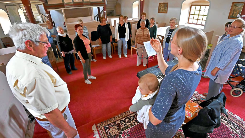 Gesungen wird in der Kirche im Rund, damit sich die Friedrichsauer Sangesfreunde in die Augen schauen können.