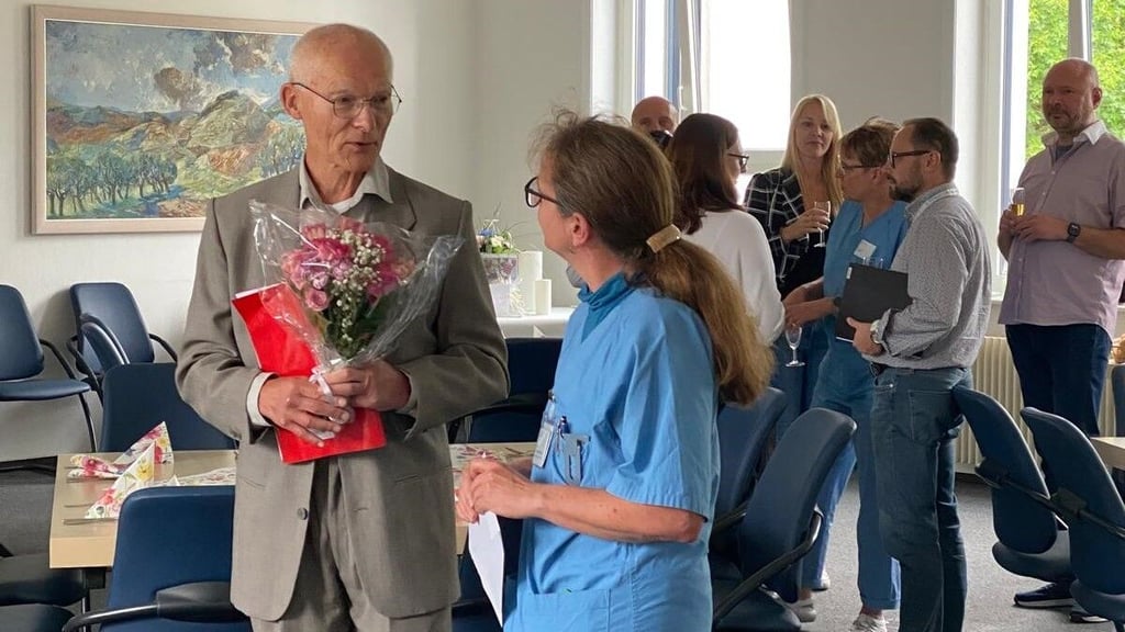 Beim Empfang zum 75. Geburtstag von Dr. Lanzer gibt es neben Glückwünschen und Blumen auch viele Gespräche – hier mit Dr. Kerstin Richter, kommissarische Leiterin der Klinik für Anästhesiologie und Intensivmedizin.