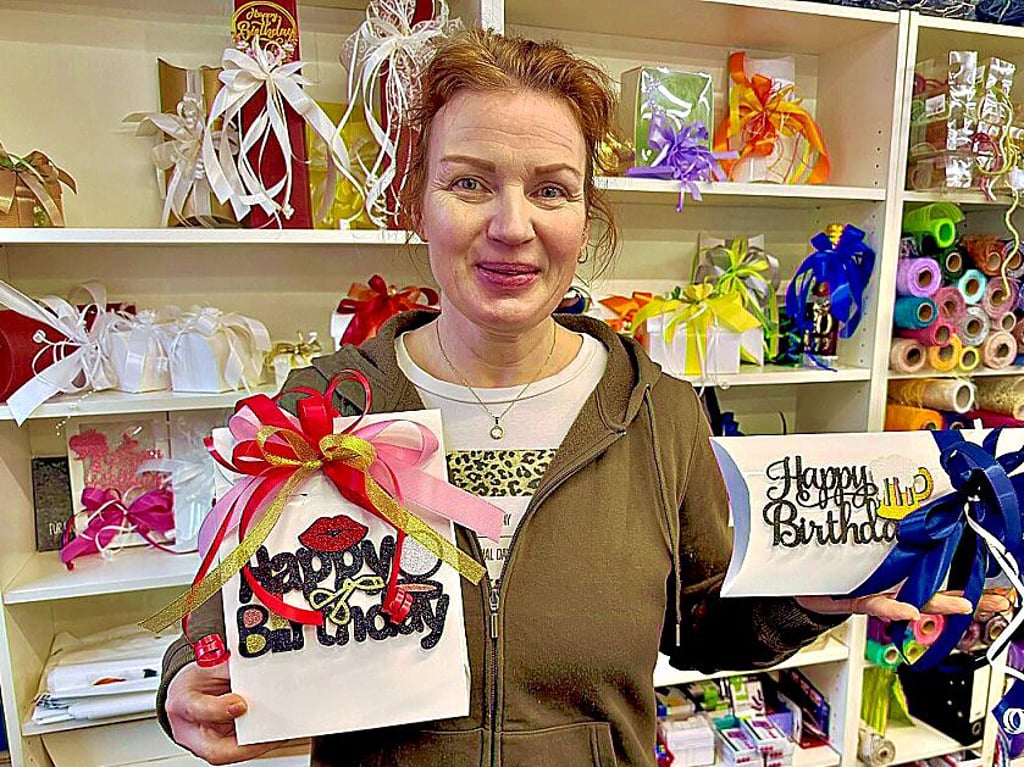Bianka Suldt packt nicht nur Geschenk ein, sondern bindet auch die Schleifen für die Zuckertüten.