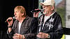 Die Brüder Bernd (l.) und Karl-Heinz Ulrich, bekannt als Schlagerduo „Die Amigos“, schaffen es mit ihrem neuen Album auf den Spitzenplatz. (Archivfoto)