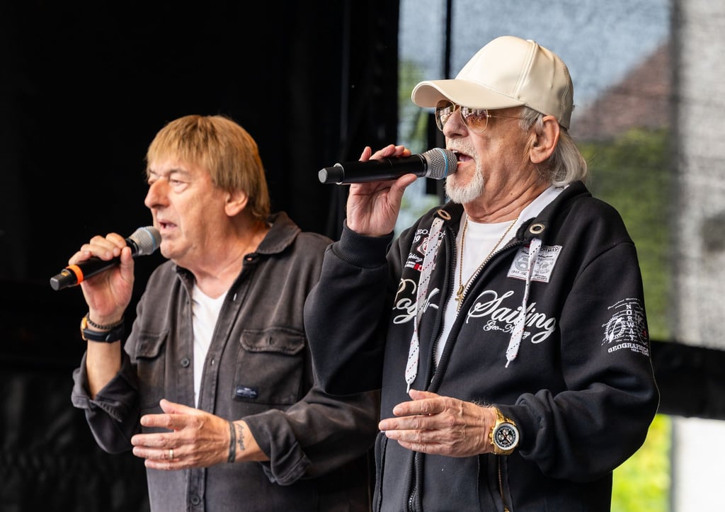Die Brüder Bernd (l.) und Karl-Heinz Ulrich, bekannt als Schlagerduo „Die Amigos“, schaffen es mit ihrem neuen Album auf den Spitzenplatz. (Archivfoto)